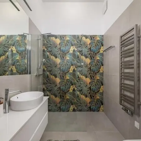 2-bedroom With Parking Near Metro Varşova