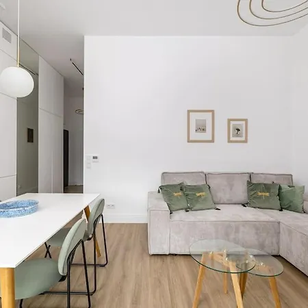 Apartment 2-bedroom With Parking Near Metro