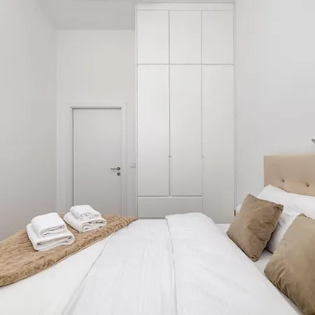 2-bedroom With Parking Near Metro Apartment